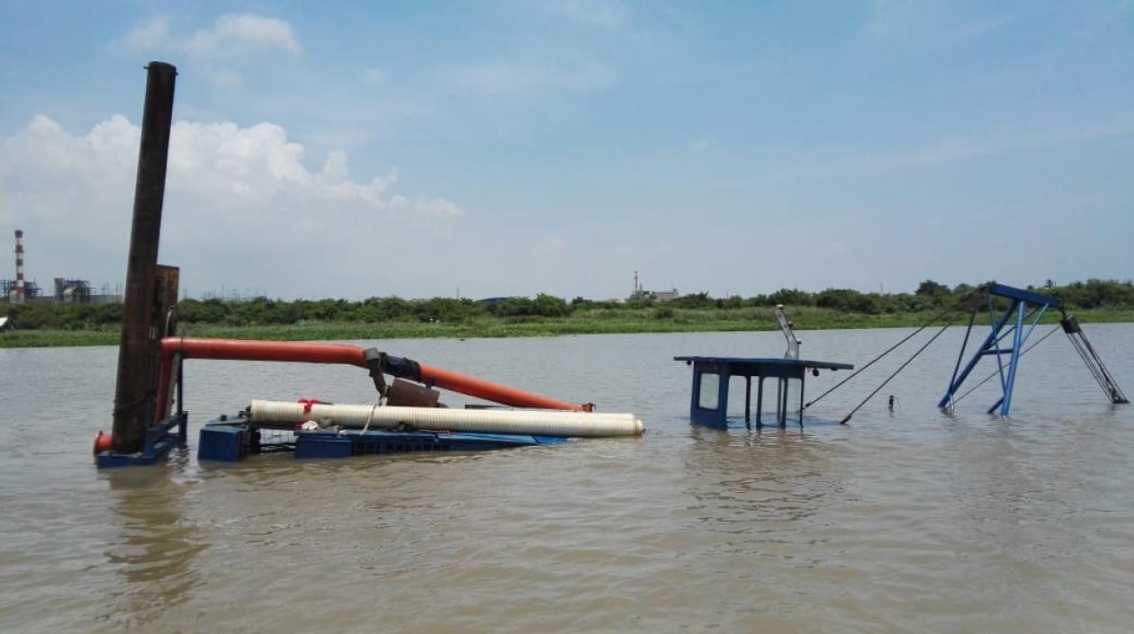 Fotografía facilitada por la Triple A de la emergencia que enfrenta para contener el hidrocarburo y que no llegue a la bocatoma.