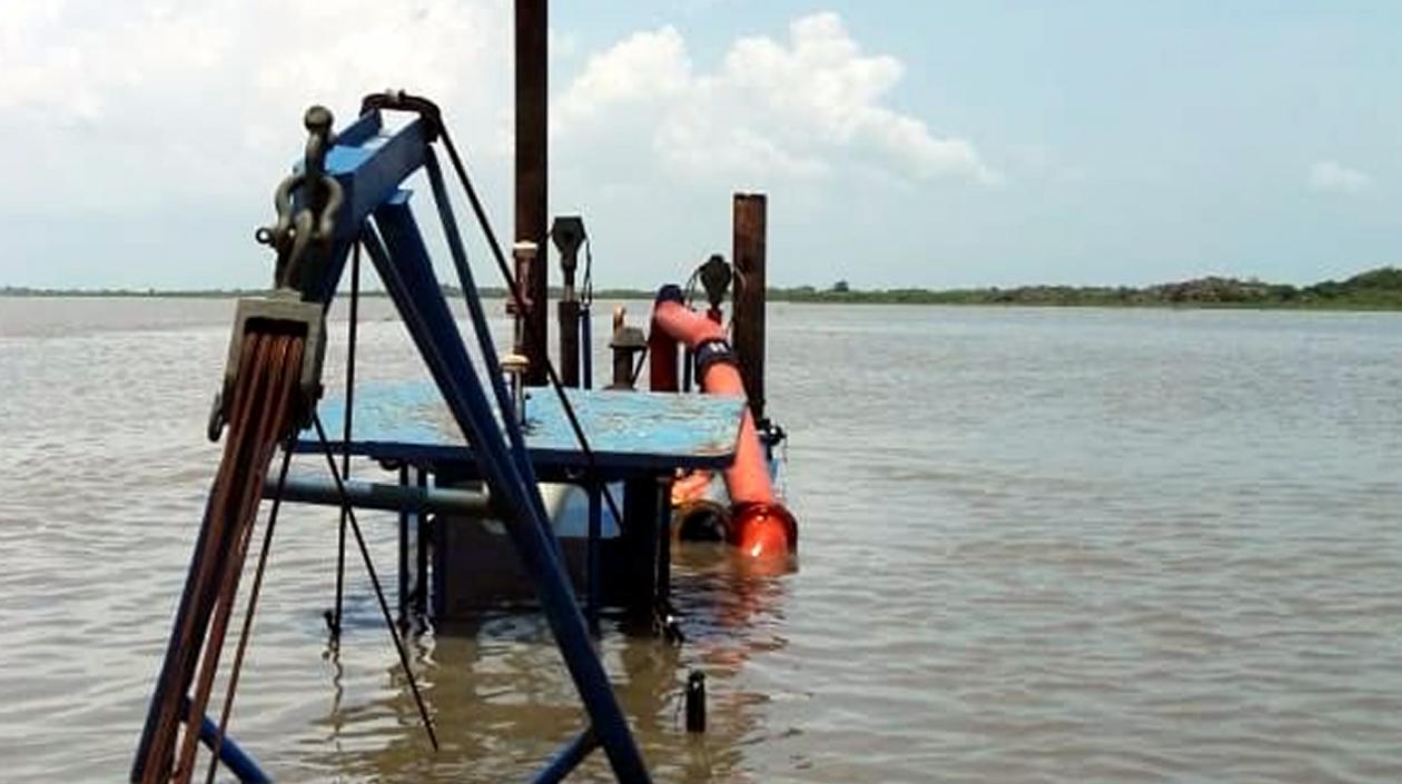 Barcaza hundida en el río Magdalena con el ACPM que ocasionó la emergencia. 