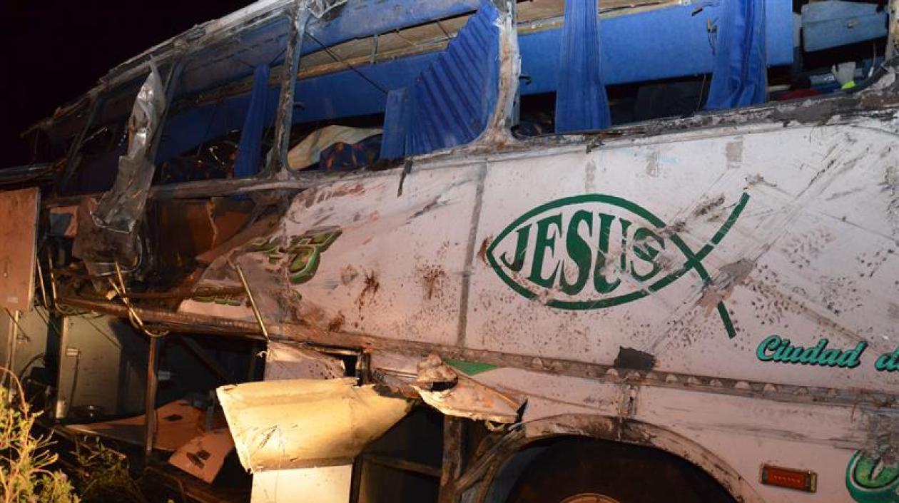 Así quedó el bus después del accidente. 