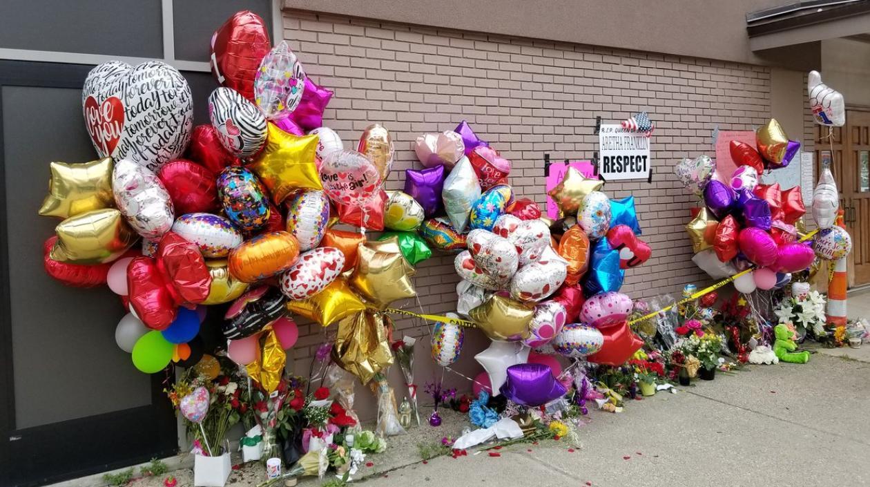 Ofrendas dejadas por los fans.