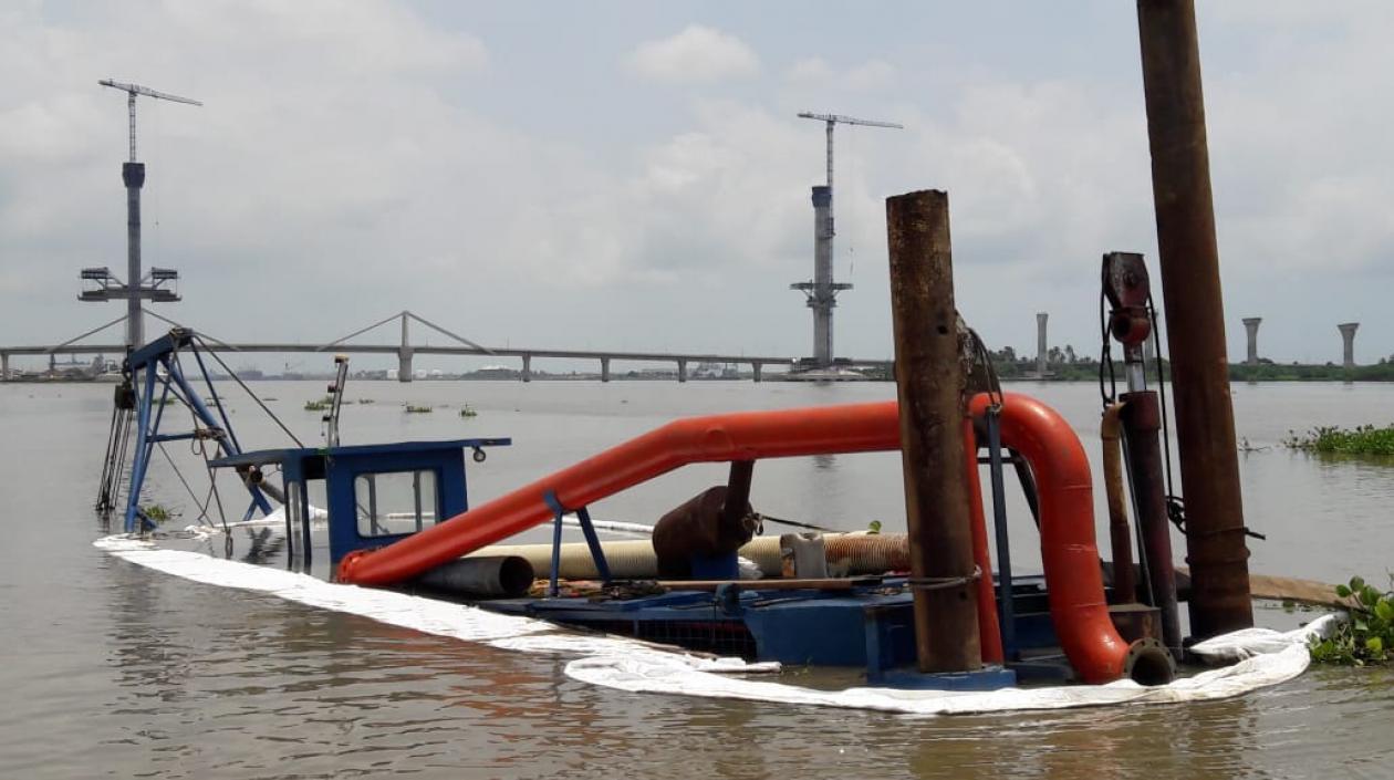 La draga rodeada de barreras.