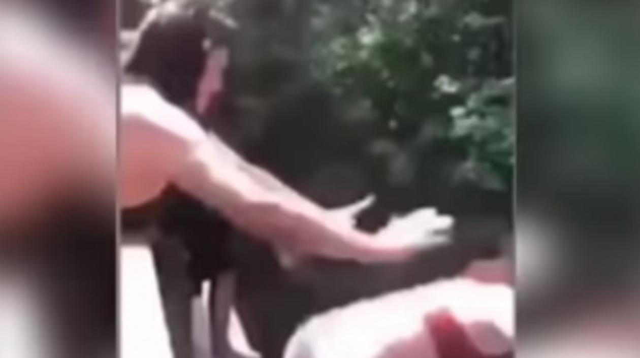 Momento en el que Taylor Smith es empujada por su amiga.