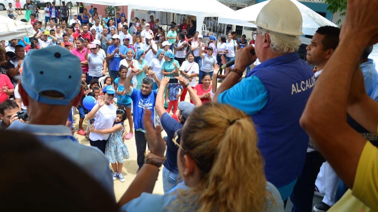 El Alcalde Joao Herrera dirigiéndose a los habitantes del sector.