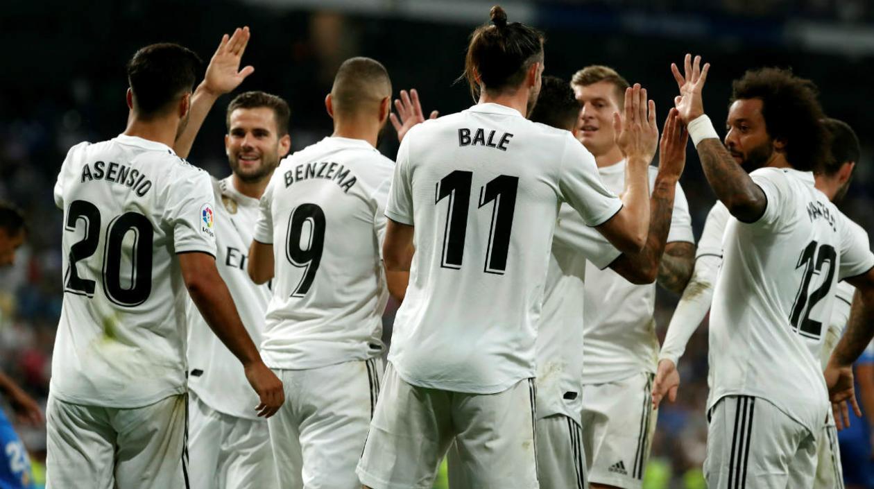 Jugadores del Real Madrid festejan la anotación. 