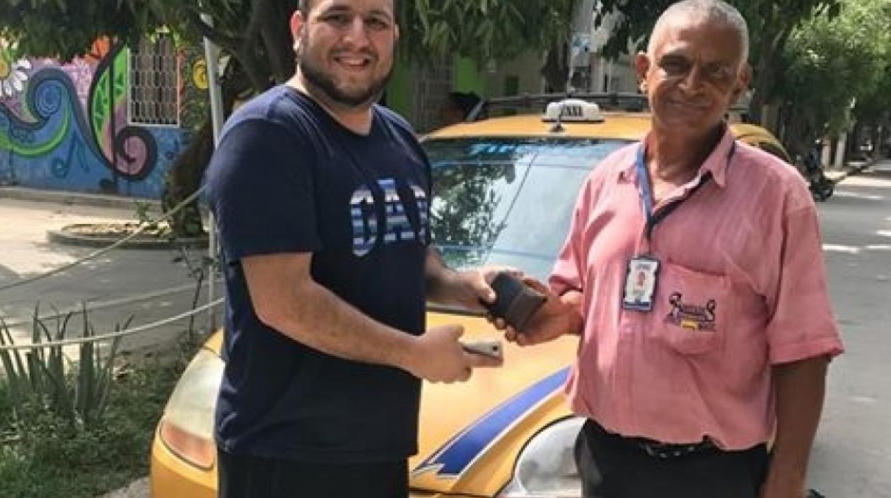 Antonio Zegarra junto al taxista Diógenes Iguarán Barros.