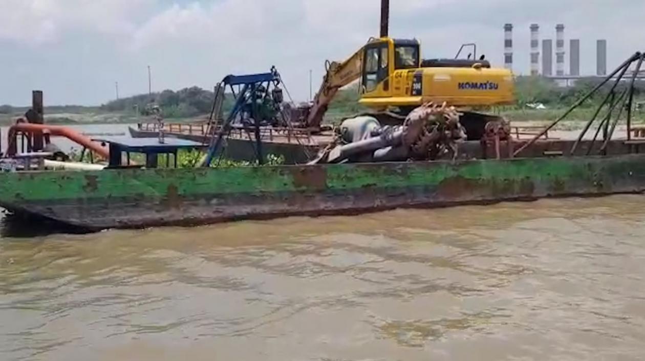 Equipo dispuesto para el rescate de la draga.