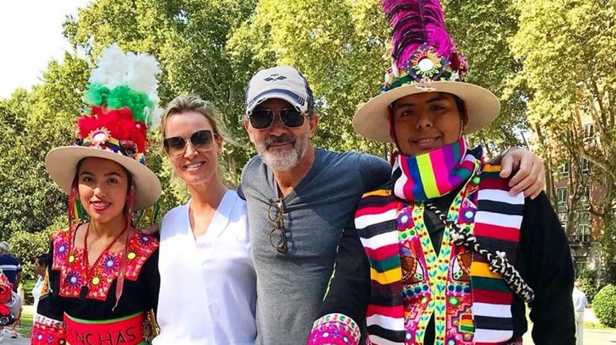 Antonio Banderas su pareja en Madrid en festividad de la Virgen de Urkupiña.