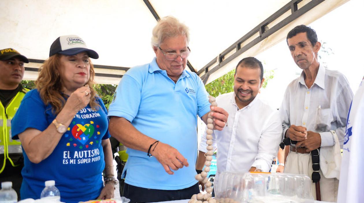 El Alcalde, la primera gestora y el Secretario de Cultura, degustando la butifarra.