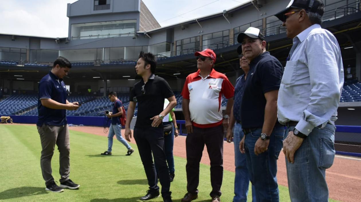 La delegación de la Confederación Mundial de Béisbol y Sóftbol inspecciona el Édgar Rentería.