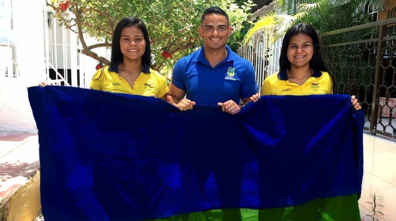 Las hermanas Shanne y Sharon Torres Doncell con el secretario de Deportes de Soledad, Miguel Cermeño.