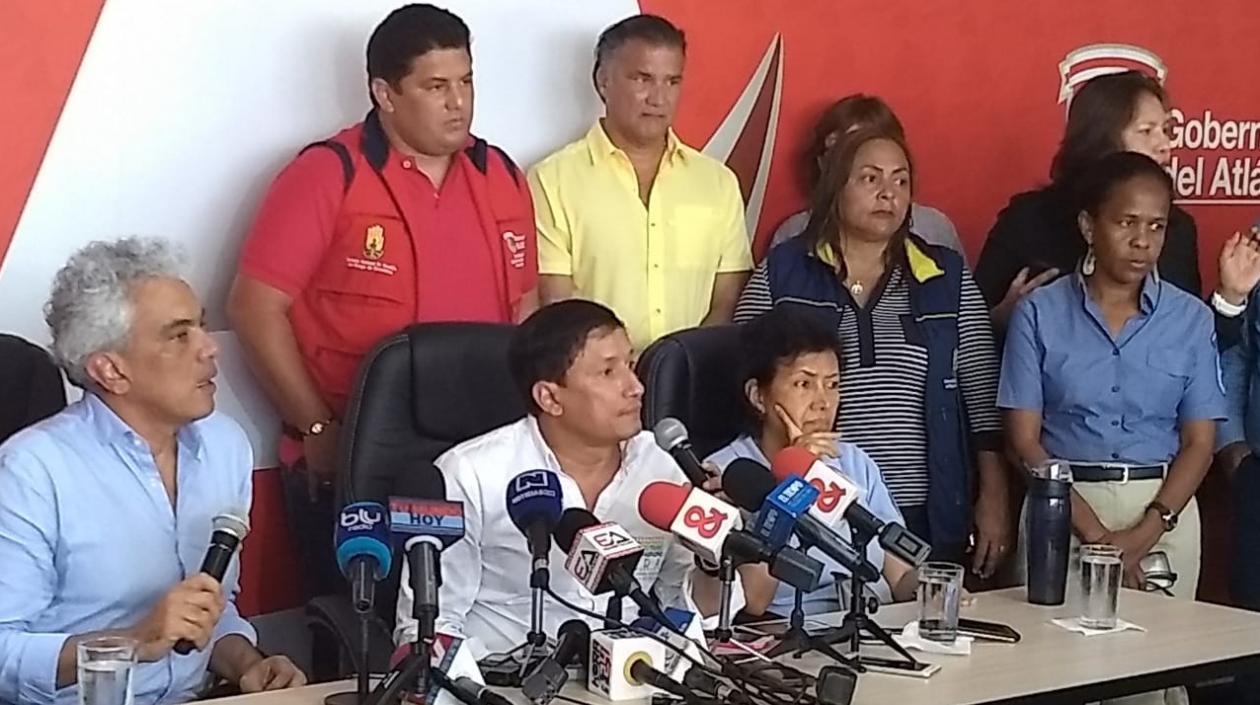 El Ministro Ricardo Lozano y el Director de la CRA Alberto Escolar, presidiendo la rueda de prensa.