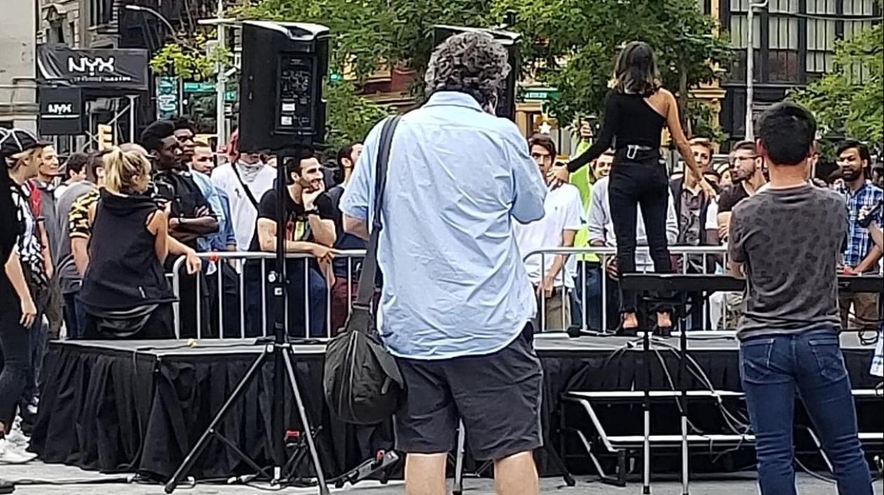 Natasha, la mujer de la convocatoria ,en la tarima.