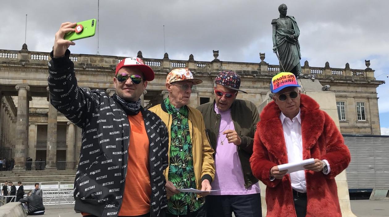 Daniel Samper Ospina con los senadores reguetoneros.