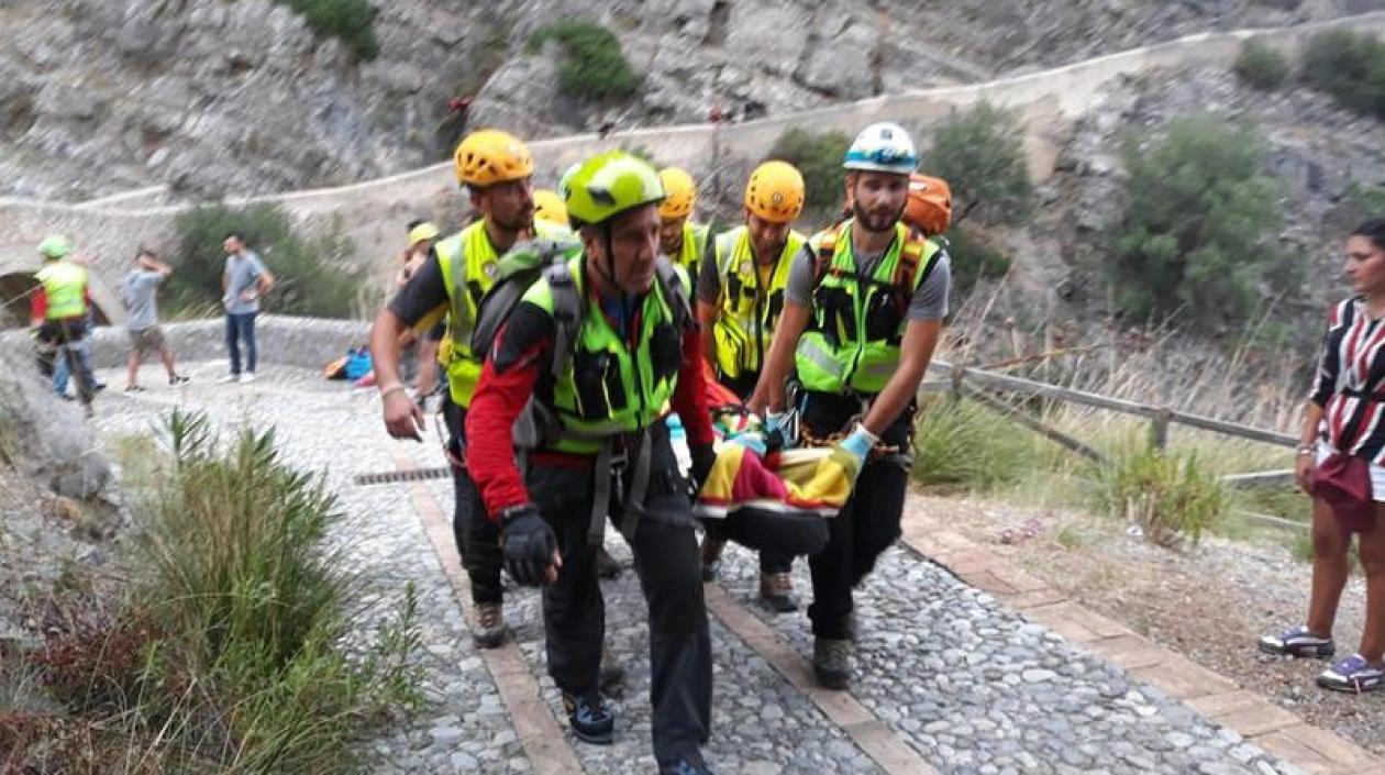 Miembros de los servicios de rescate retiran en camilla a un excursionista afectado por las inundaciones en la Garganta de Raganello en Civita, Italia.