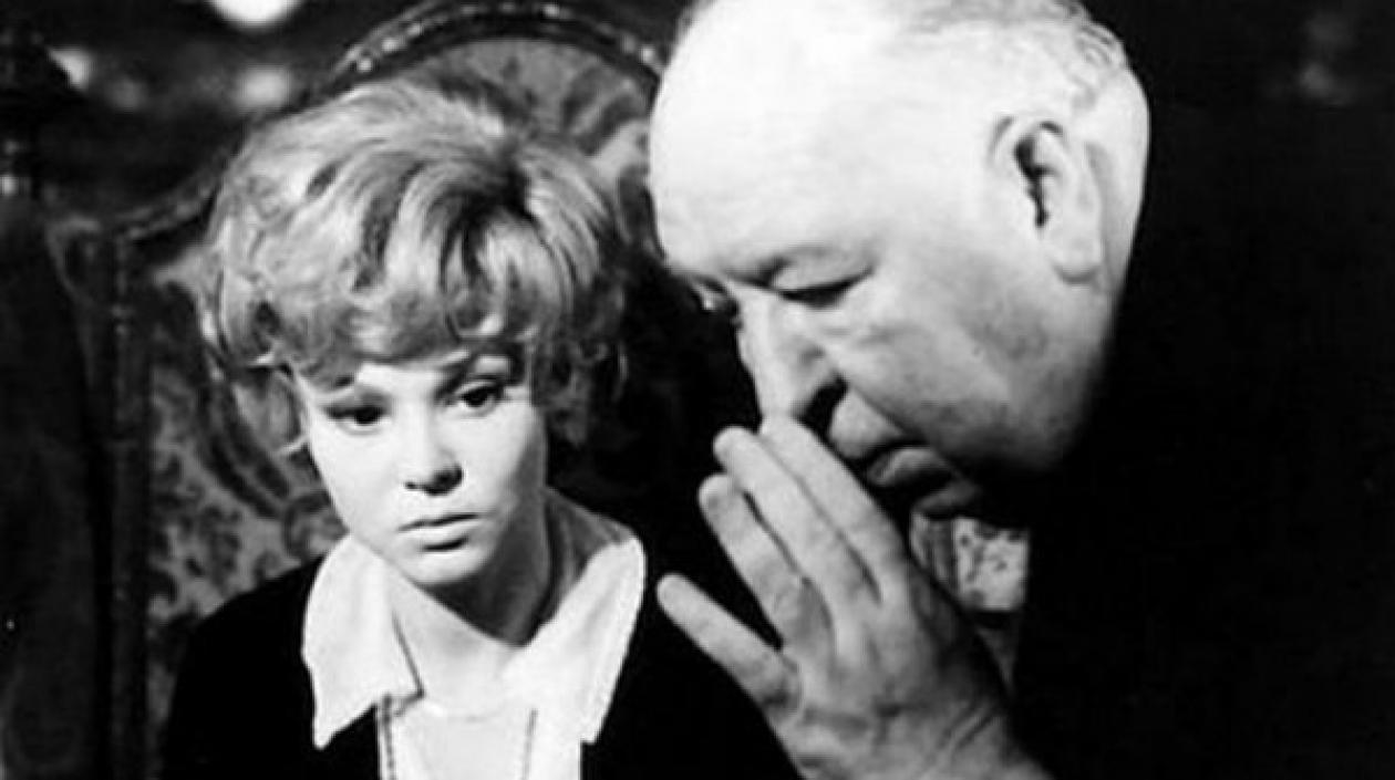 La actriz Bárbara Harris y el director Alfred Hitchcock.