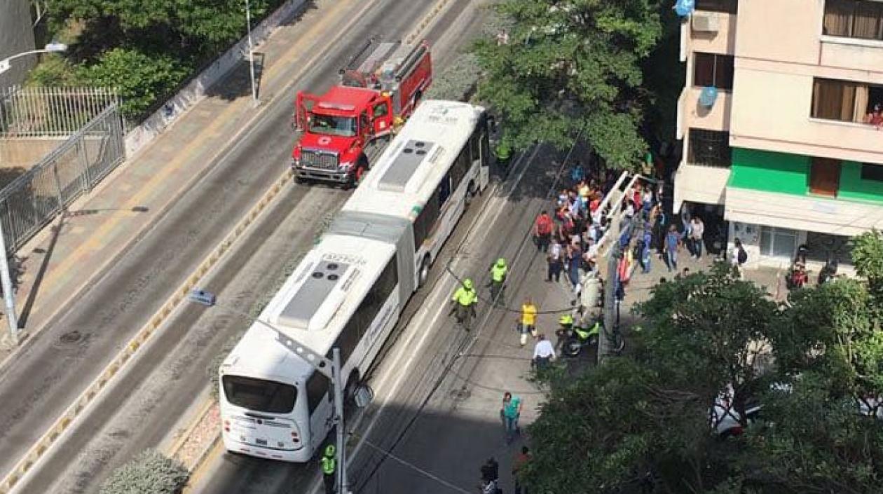 Vehículo de Transmetro que sufrió la emergencia.