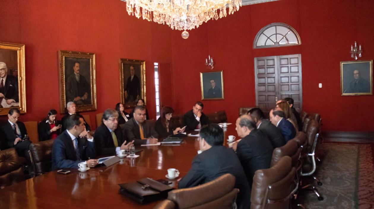 Cancillería propone trabajo articulado con gobernadores para manejar crisis en Venezuela.