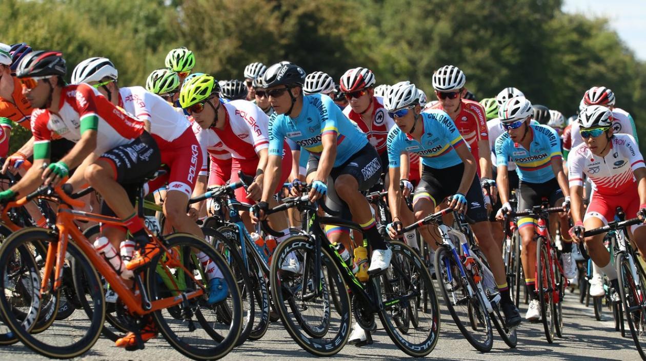 Corredores de Colombia en el pelotón. 
