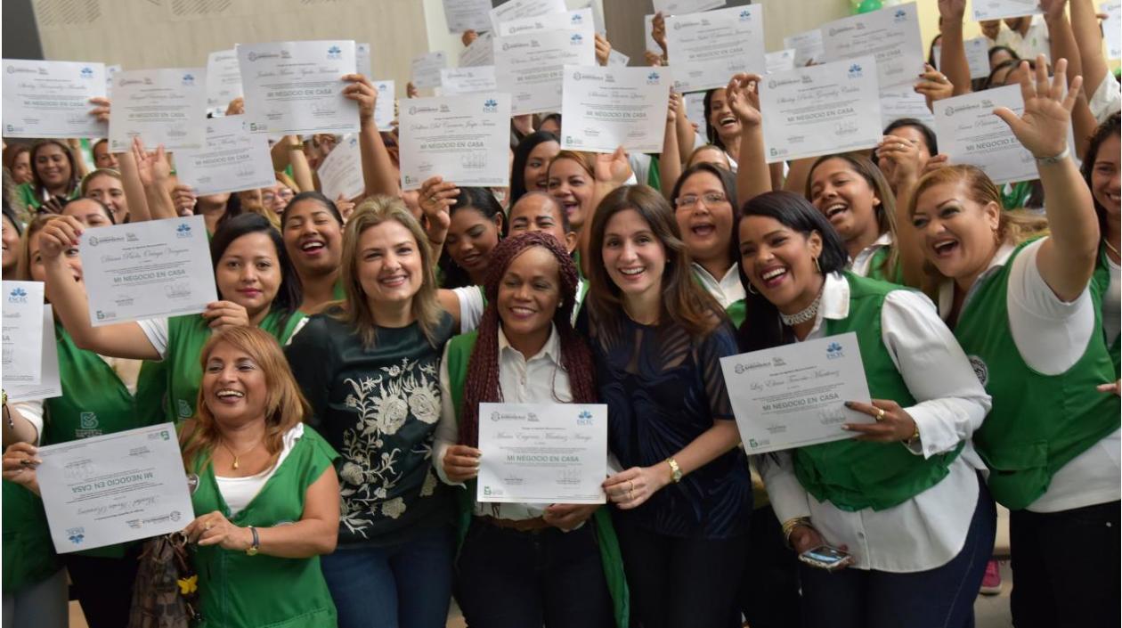 Las emprendedoras con la primera dama del Distrito, Katia Nule.