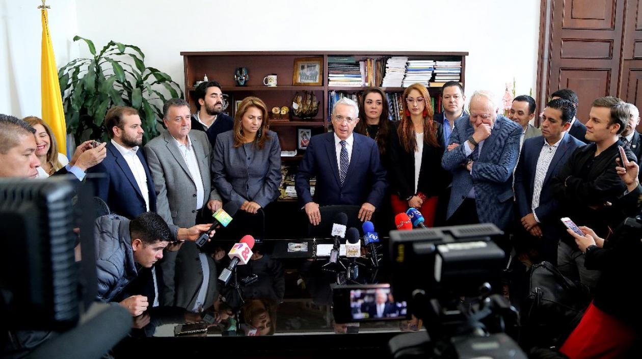 El senador Álvaro Uribe al radicar el proyecto que busca subir el salario mínimo.