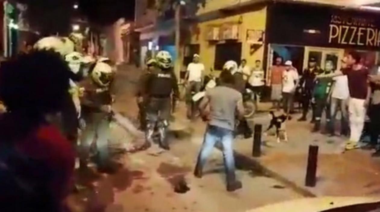 Momento cuando el joven fue agredido por los policías. 