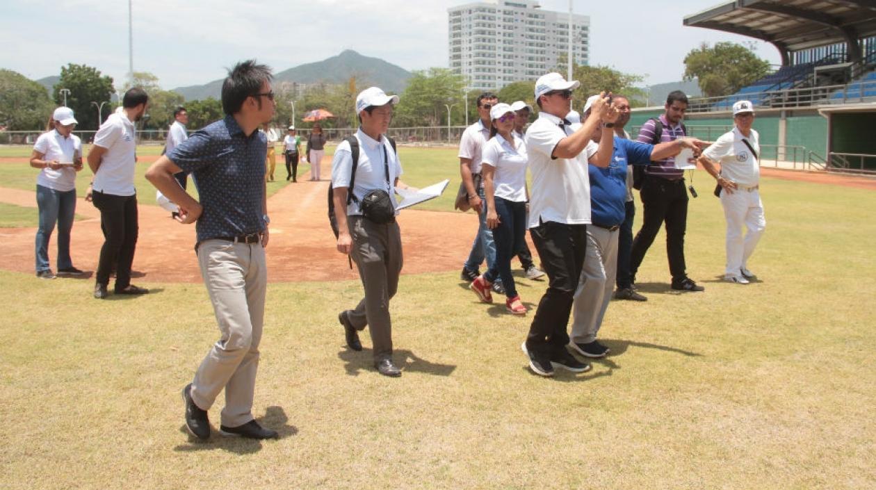 Visita de la WBSC al estadio de Santa Marta. 