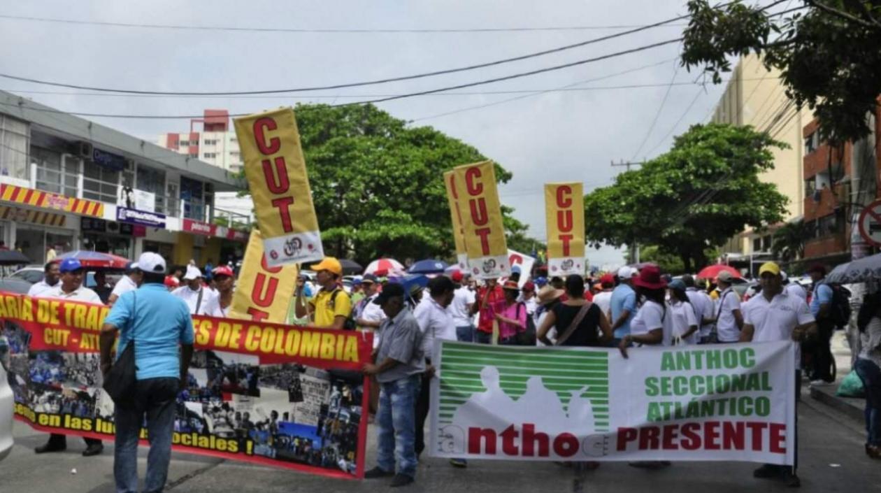 Miembros de la CUT marchando en el día del trabajador. 