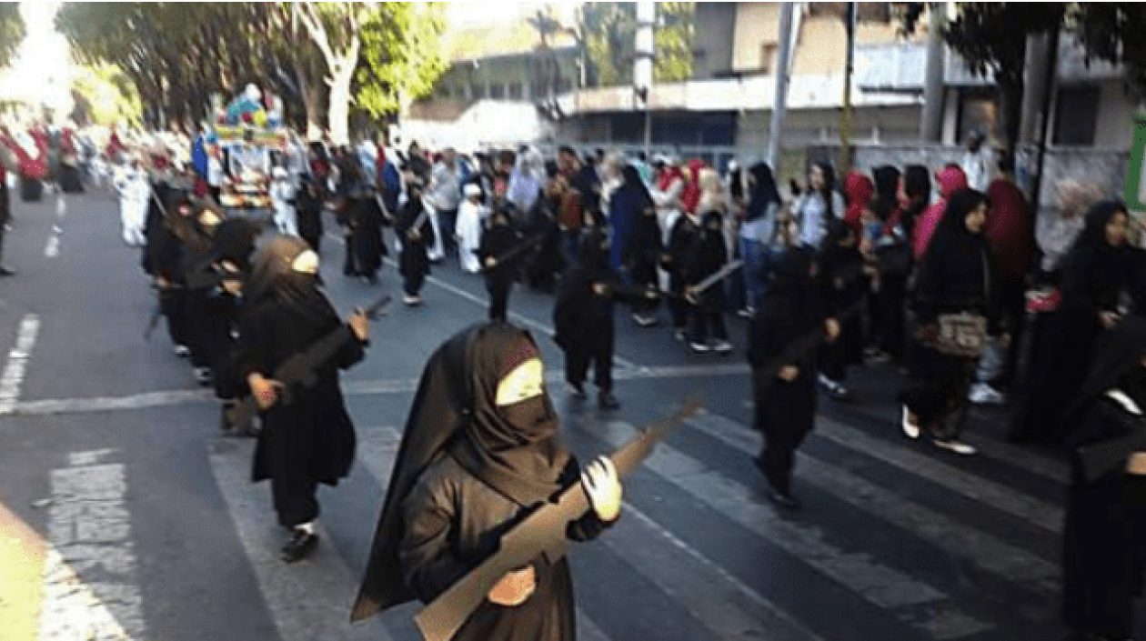 Niñas preescolares disfrazadas de muyahidín con réplicas de madera de armas de fuego ha desatado polémica en Indonesia.