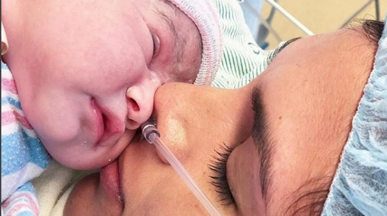 María del Carmen junto a su madre María Alexandra Becerra.