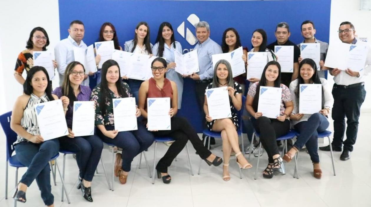 Icontec entregando certificación a Secretaría de Educación. 