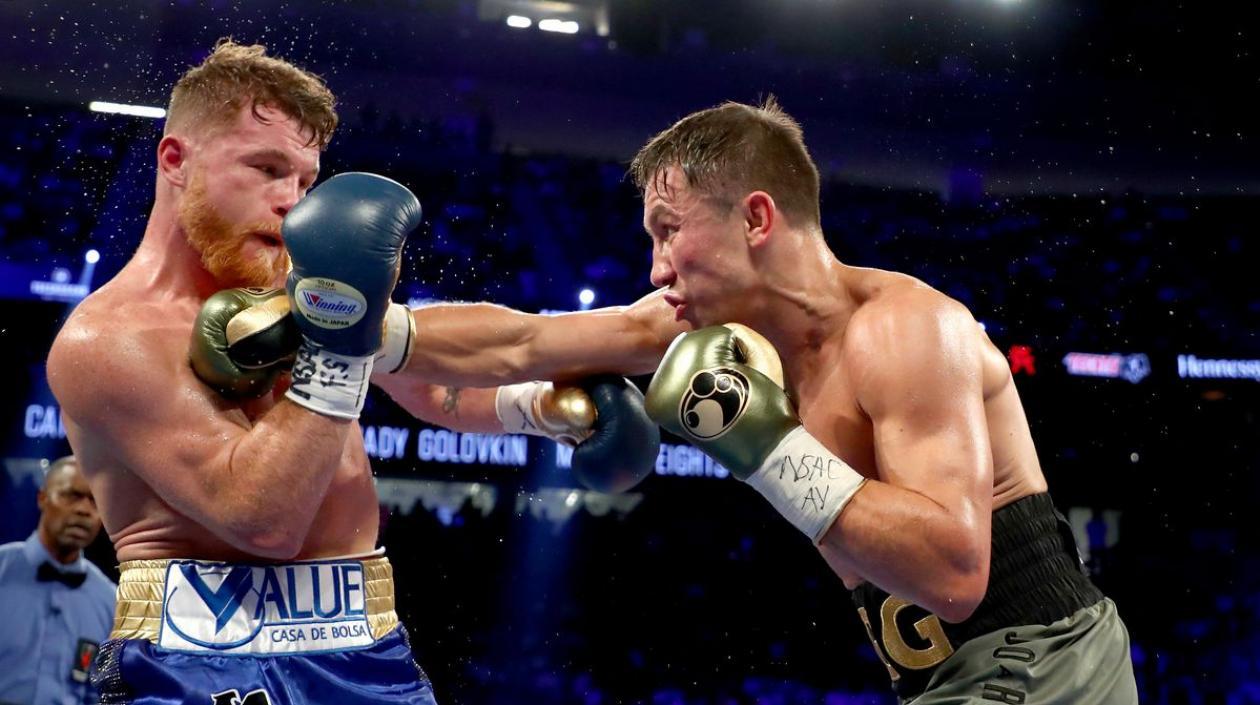 'Canelo' Álvarez recibe castigo de Golovkin. 