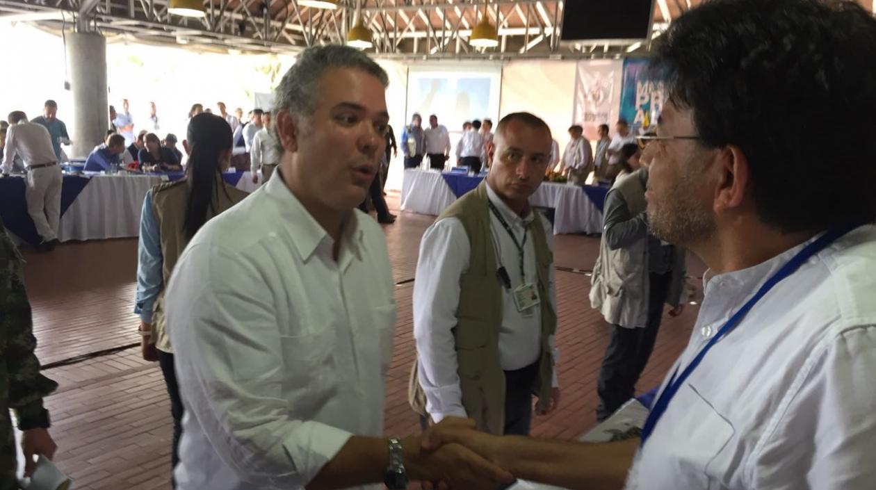 El Presidente de Colombia, Iván Duque, saluda al defensor de los DDHH, José Humberto Torres, hoy en Apartadó.
