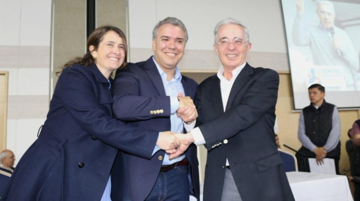 La senadora Paloma Valencia, el Presidente Iván Duque y el senador Álvaro Uribe Vélez.