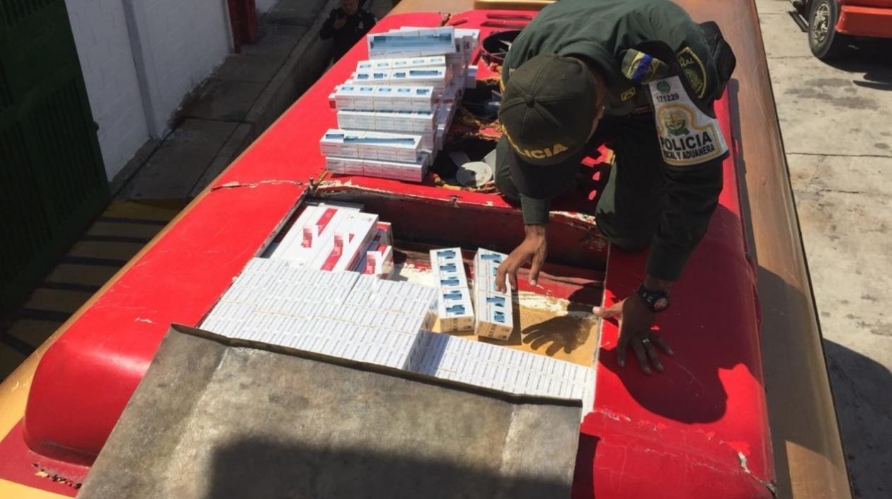 Cigarrillos hallados en el techo de un bus. 