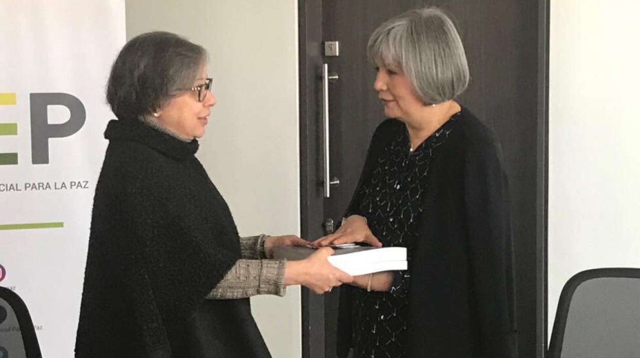 La vicefiscal María Paulina Riveros entregó a la presidenta de la JEP, Patricia Linares, los casos de violencia sexual en el conflicto. 