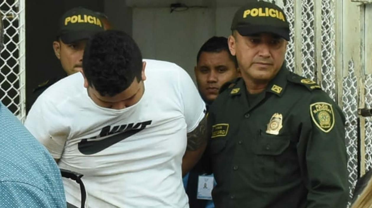 Jefry Jesús Madera Maldonado saliendo del Hospital General.