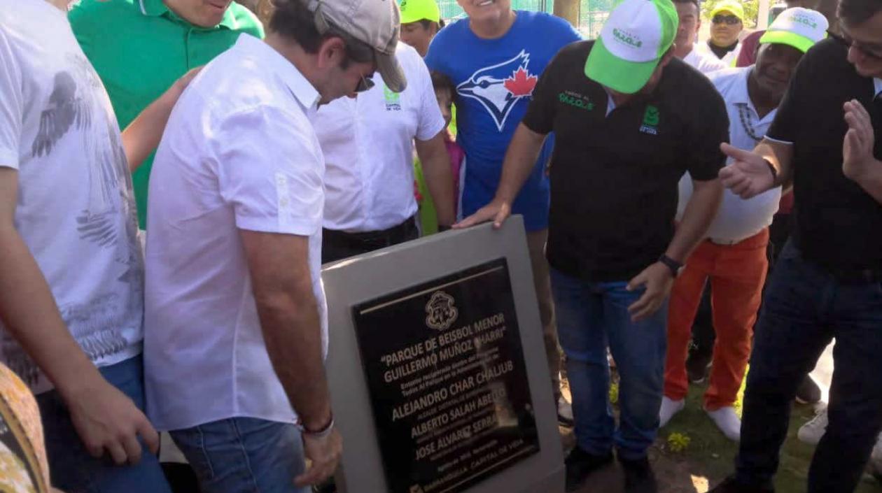  El Alcalde Char durante la inauguración del parque de béisbol menor Guillermo Muñoz Charri. 