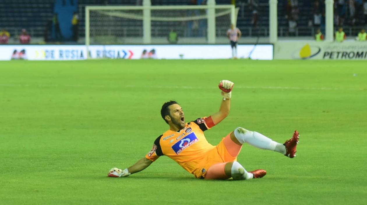 Sebastián Viera celebra el golazo anotado por él de tiro libre.