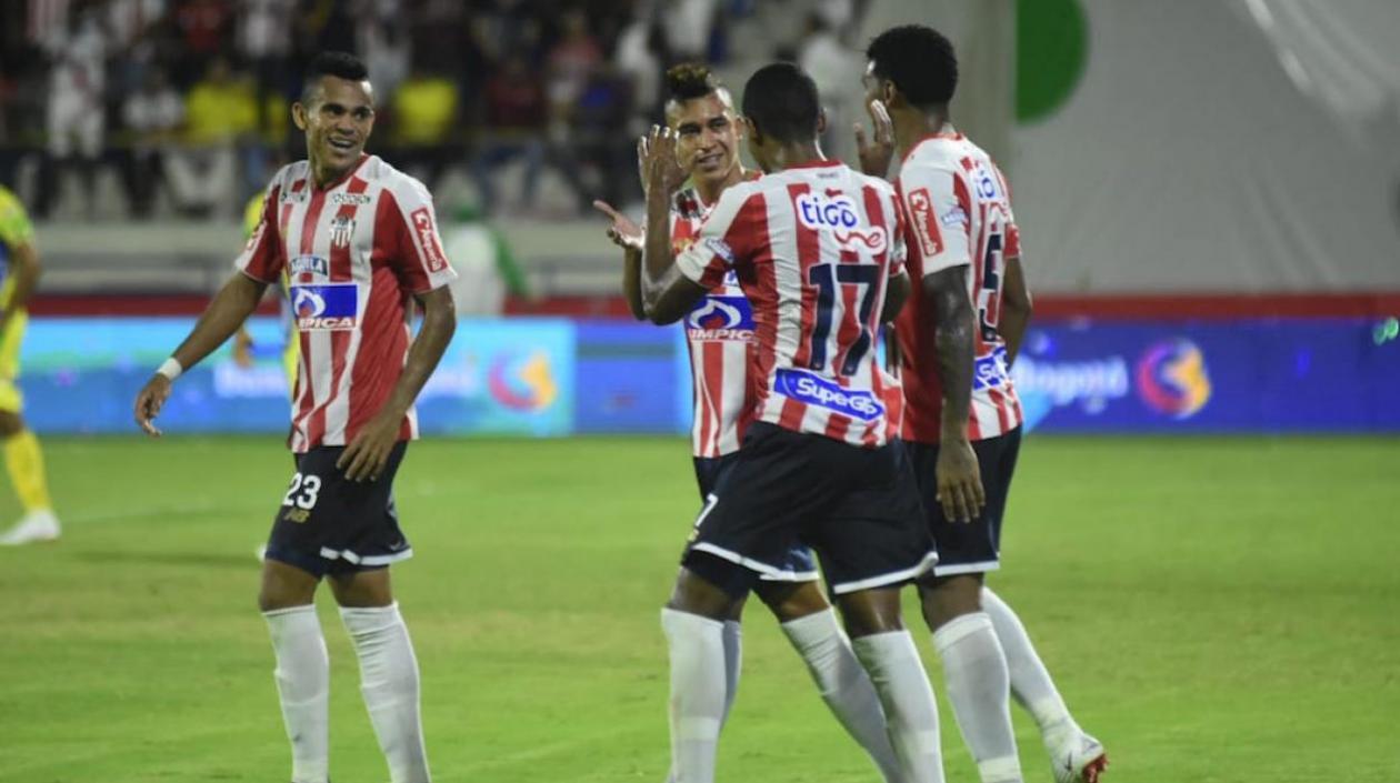 Jugadores de Junior celebran un gol. 