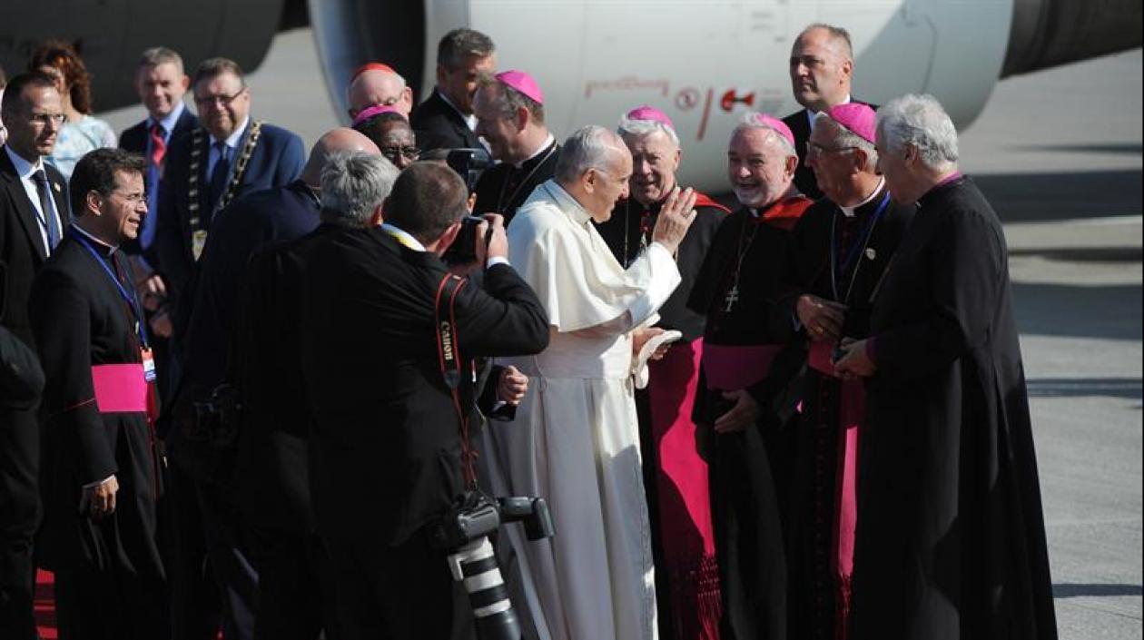 El Papa Francisco recibido a su llegada al aeropuerto de Dublín, Irlanda.