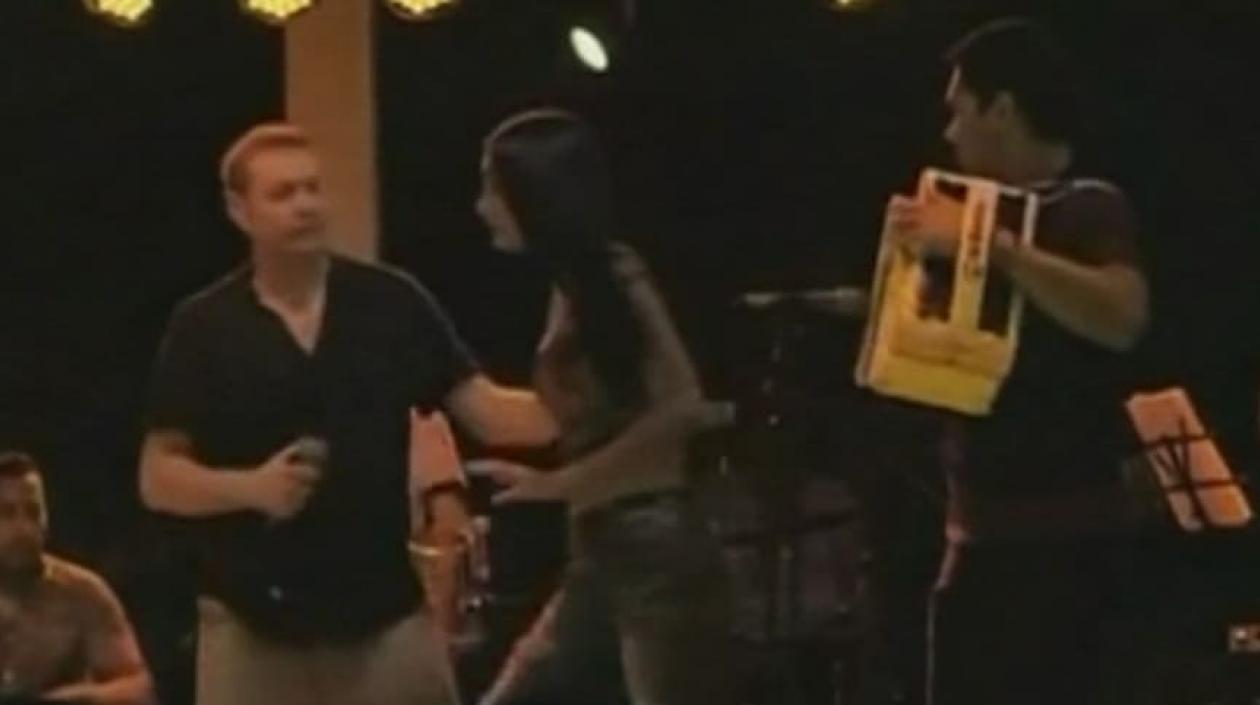 ¿Episodio de celos en tarima?