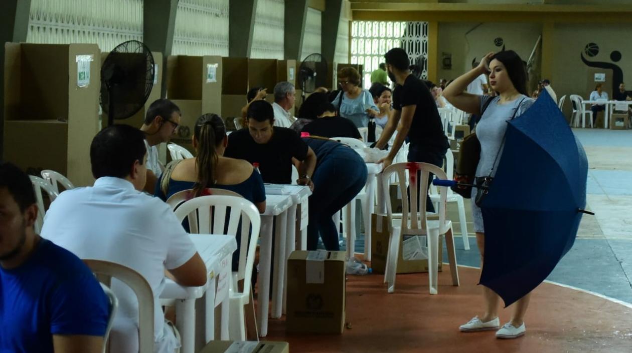 Una joven llega hasta su puesto de votación en el colegio Biffi de Barranquilla.