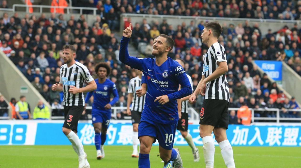 Eden Hazar celebra su tanto con el Chelsea. 