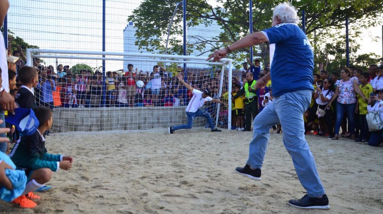 El Alcalde Joao Herrera goleando a José Luis Chunga,