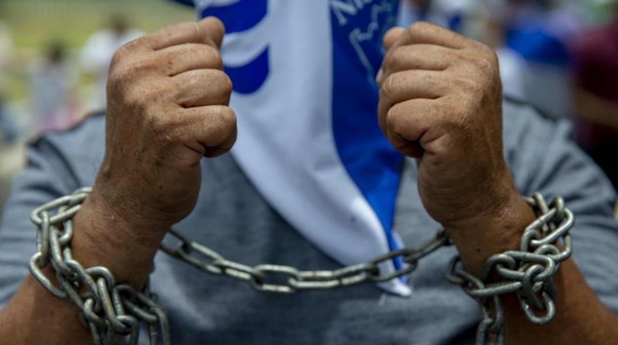 Las manos encadenadas, como símbolo del derecho a la protesta.