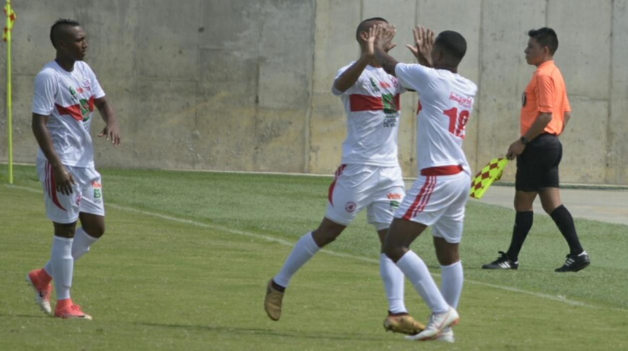 Jugadores de Atlántico celebrando uno de los goles. 