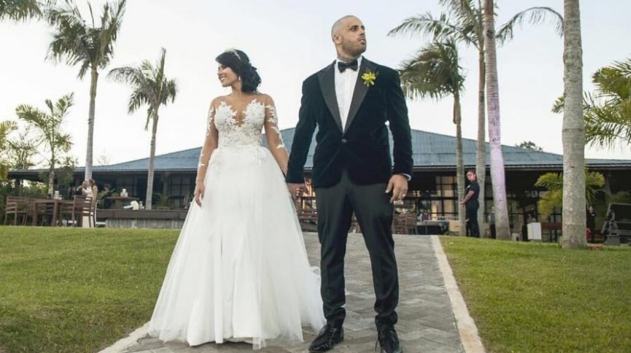 Nicky Jam y Angélica Cruz durante su boda.