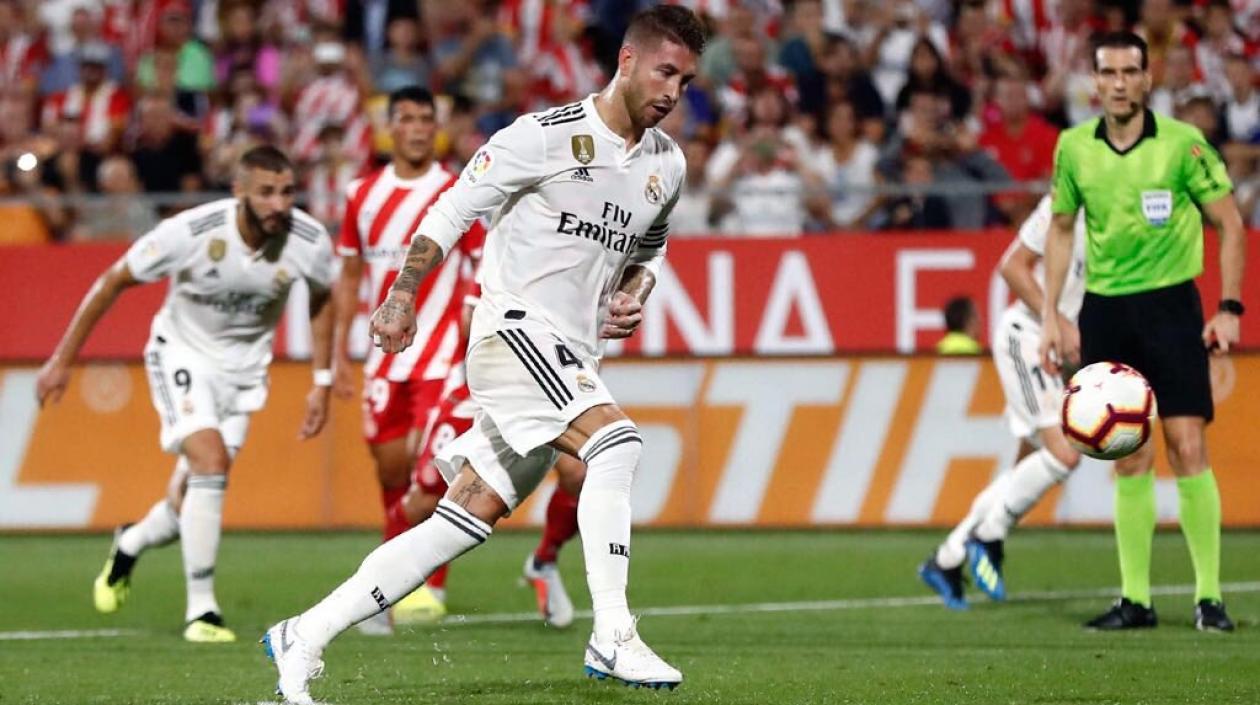 Sergio Ramos ejecutando el penalti ante el Girona. 