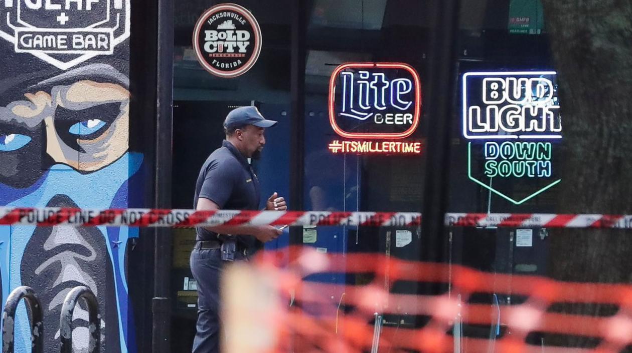 Las autoridades del UF Health Jacksonville inspeccionan el sitio de la tragedia.