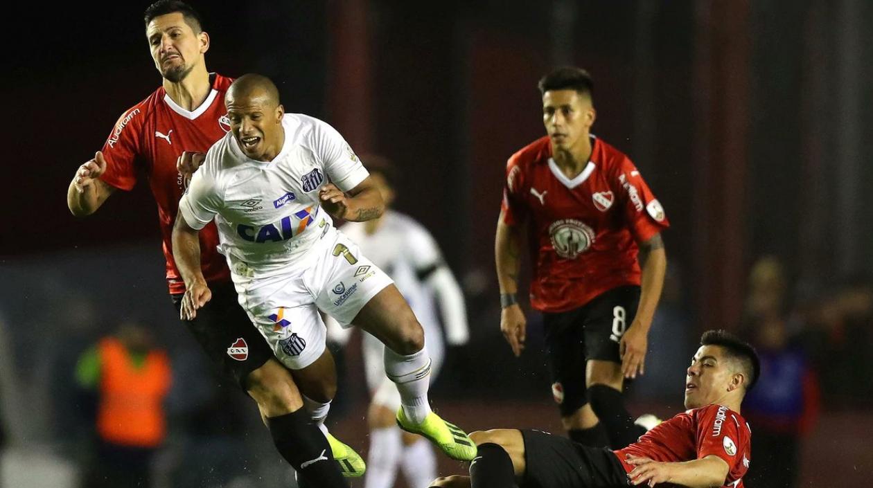 Carlos Sánchez en el partido con Independiente. 